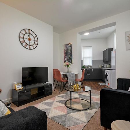 Stylish Suite With Free Parking Манчестър Екстериор снимка