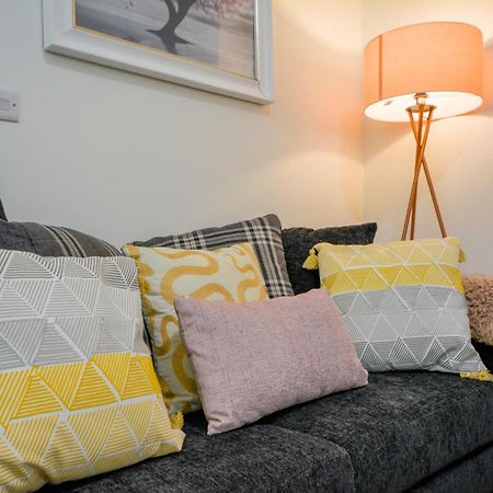 Stylish Suite With Free Parking Манчестър Екстериор снимка