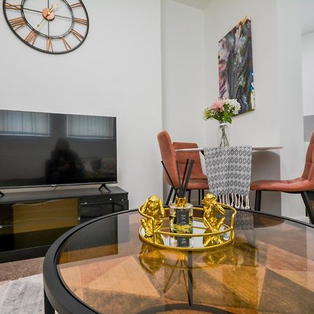 Stylish Suite With Free Parking Манчестър Екстериор снимка