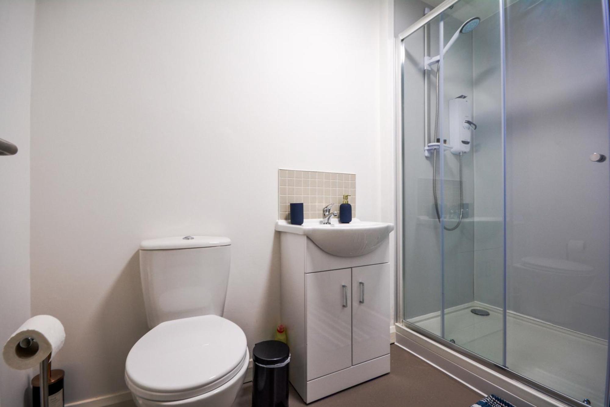 Stylish Suite With Free Parking Манчестър Екстериор снимка