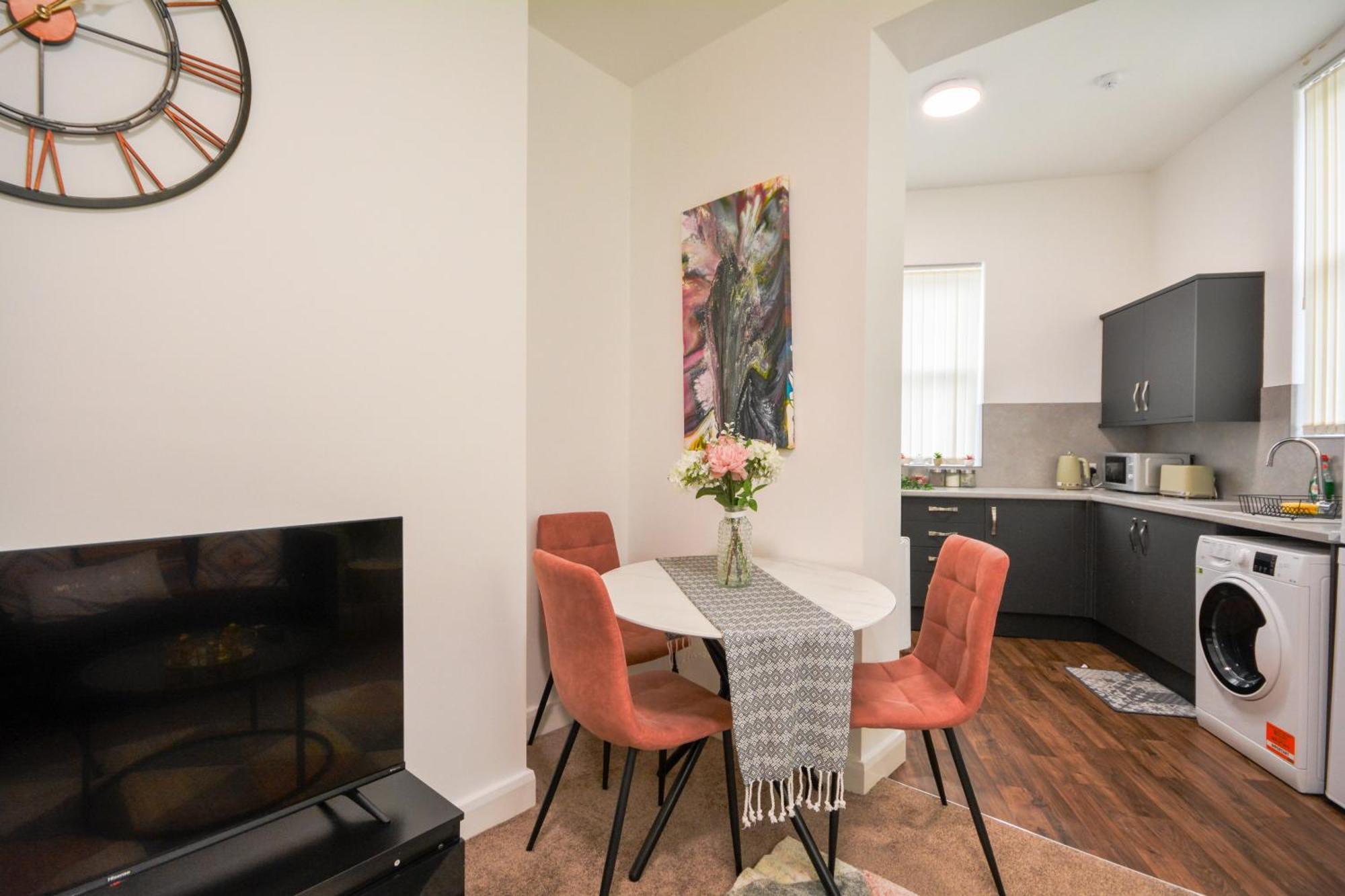 Stylish Suite With Free Parking Манчестър Екстериор снимка