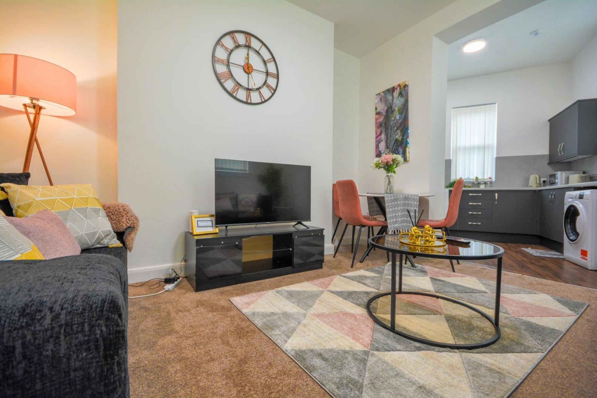 Stylish Suite With Free Parking Манчестър Екстериор снимка