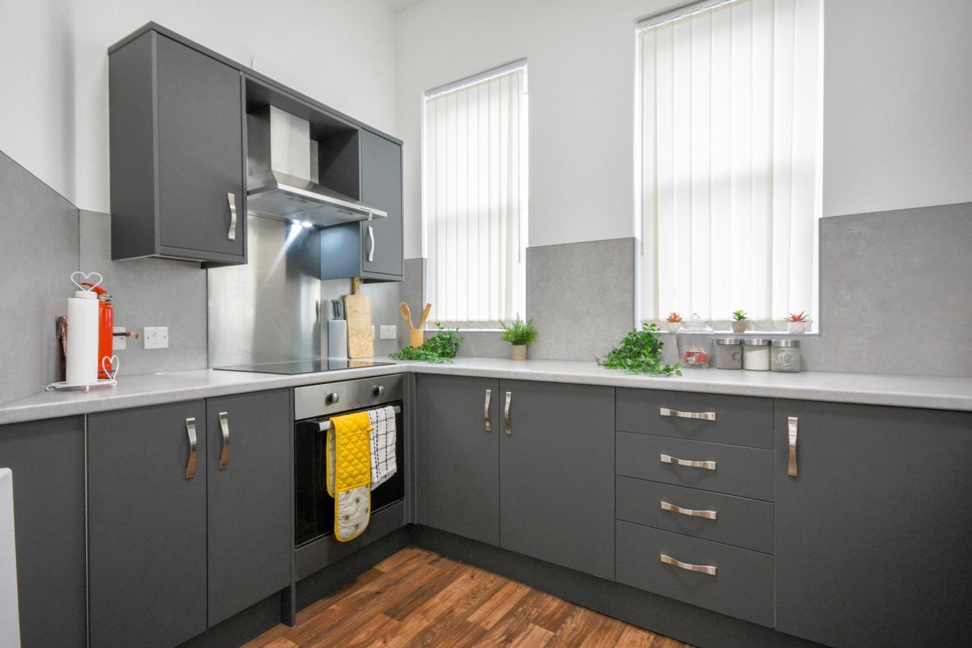 Stylish Suite With Free Parking Манчестър Екстериор снимка