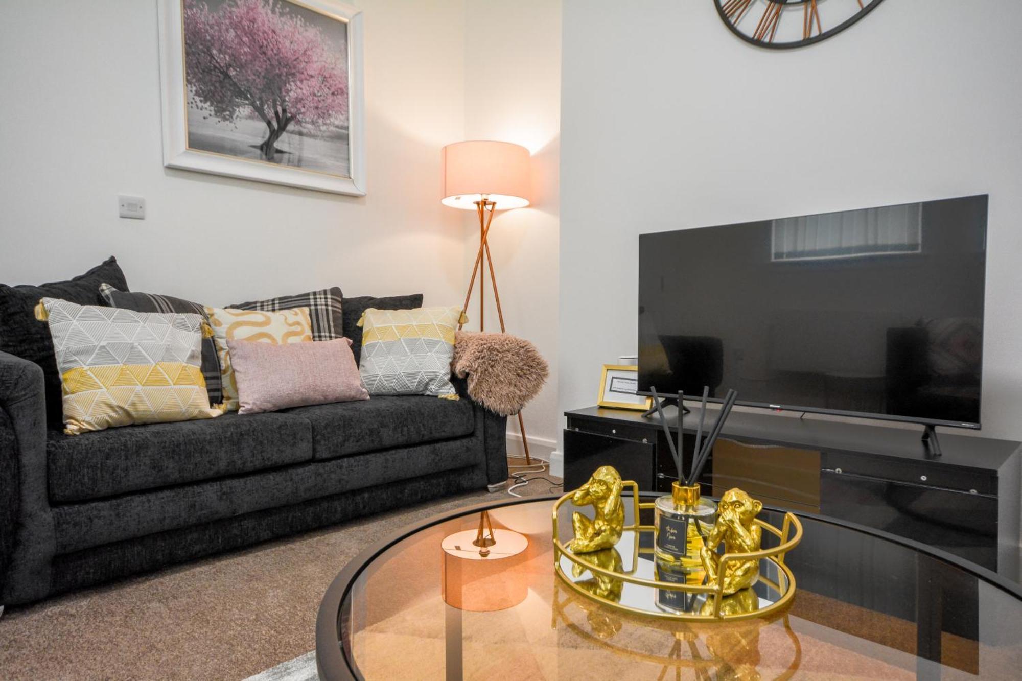 Stylish Suite With Free Parking Манчестър Екстериор снимка