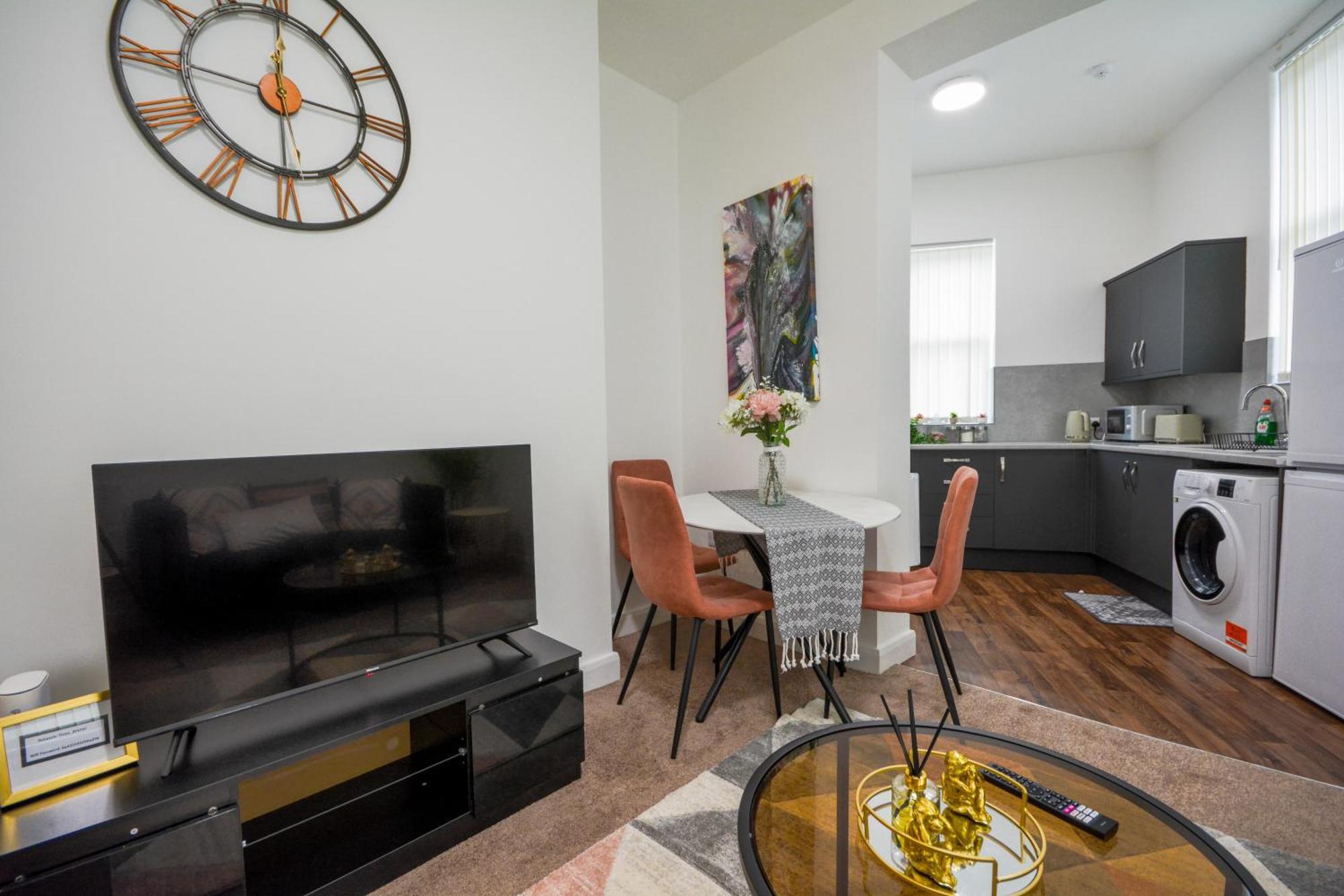 Stylish Suite With Free Parking Манчестър Екстериор снимка