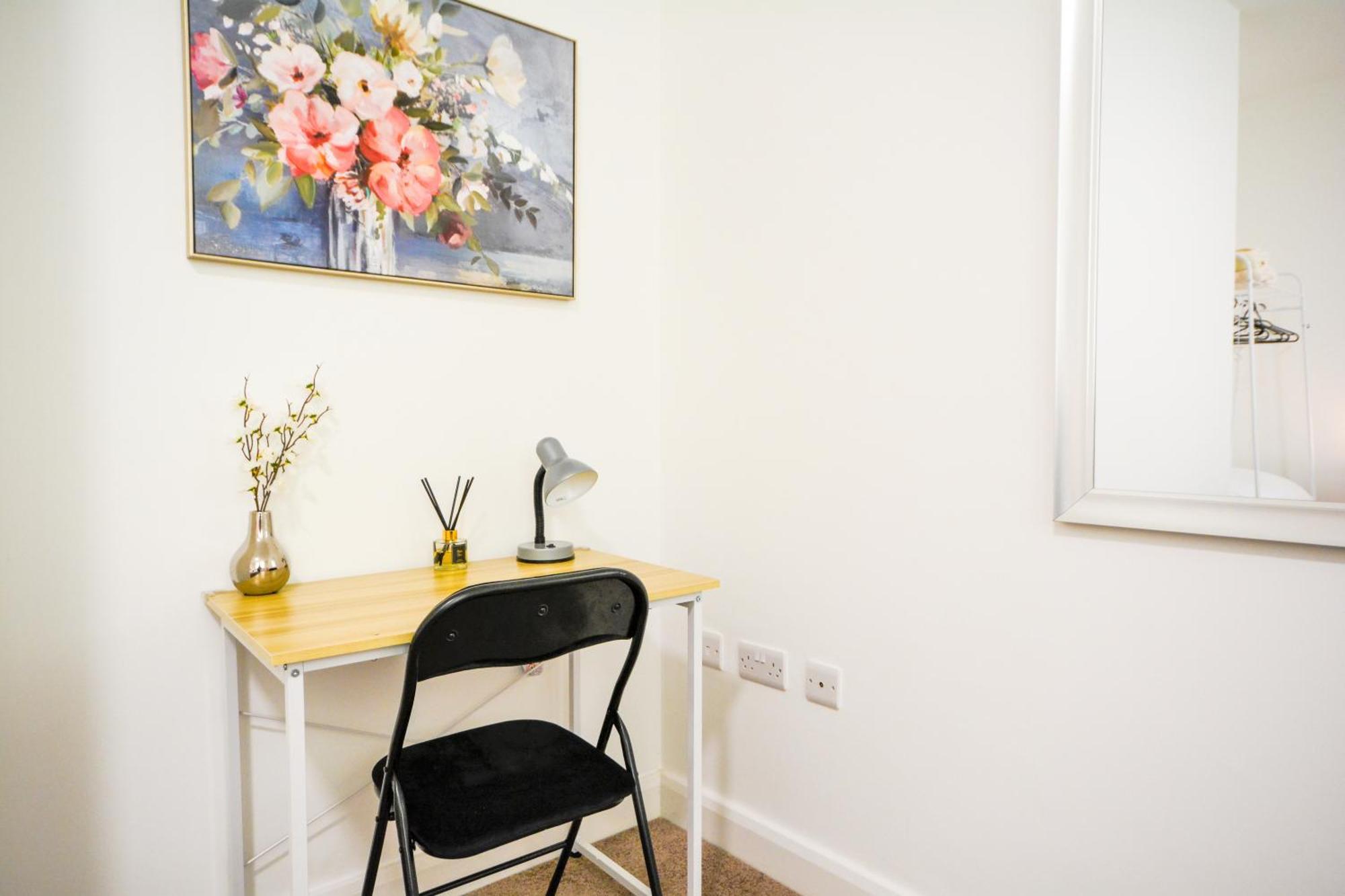 Stylish Suite With Free Parking Манчестър Екстериор снимка