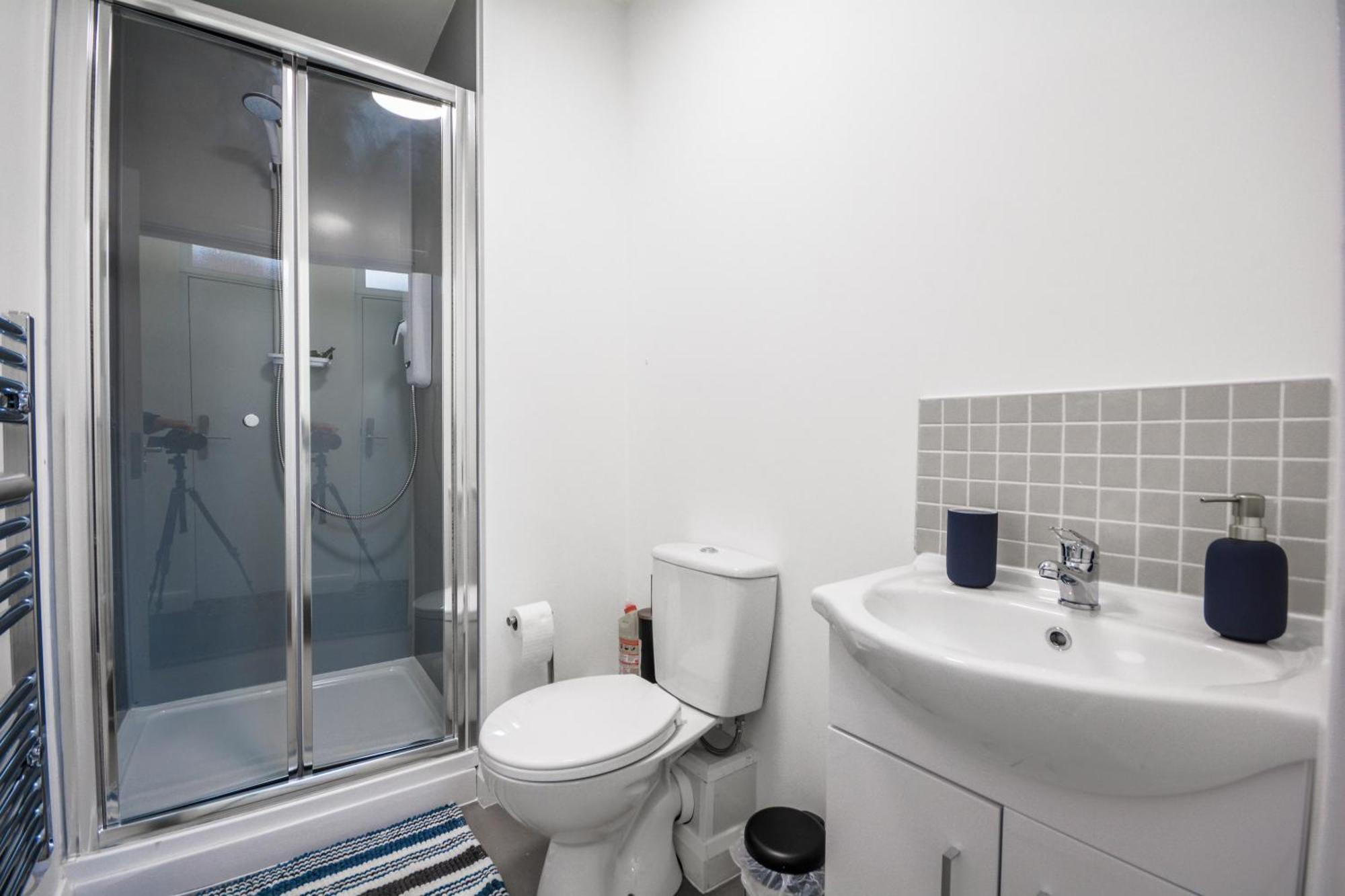 Stylish Suite With Free Parking Манчестър Екстериор снимка