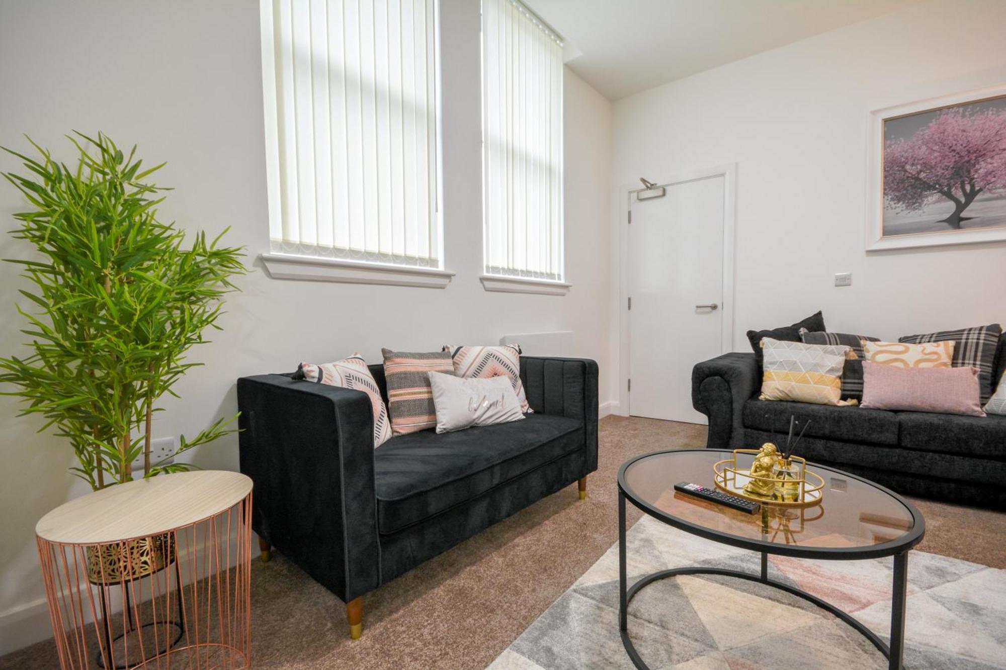 Stylish Suite With Free Parking Манчестър Екстериор снимка